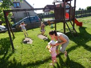 Společné odpoledne rodičů a dětí - natírání popelnic